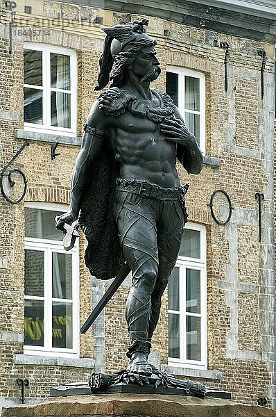 Statue von Ambiorix  Fürst der Eburonen auf dem Großen Markt  Tongeren  Tongres  Belgien  Europa