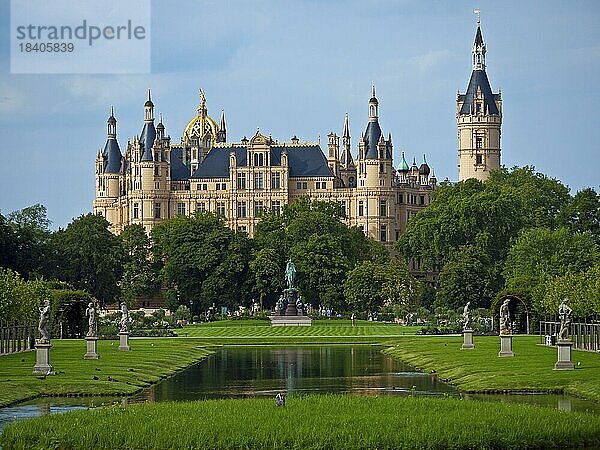 Das Schweriner Schloss  Schlossgarten  Mecklenburg-Vorpommern  Deutschland  Europa