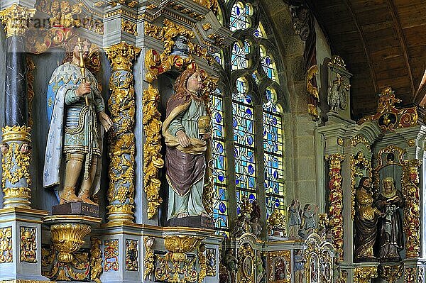Altar und Barockretabel der Kapelle von Sainte Marie du Ménez Hom  Finistère  Bretagne  Frankreich  Europa