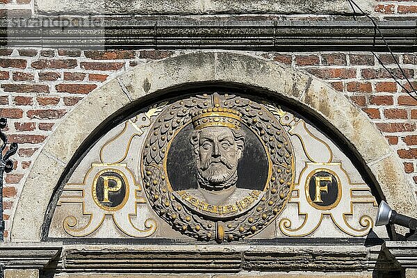 Eine von 14 Büsten des Grafen von Flandern  Philipp II. von Spanien  Philippus Filius an der Hausfassade De Gekroonde Hoofden  Gent  Belgien  16  Europa