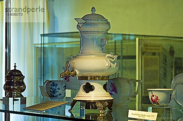 Porzellansamowar im Teemuseum Norden  Ostfriesland  Landkreis Aurich  Deutschland  Europa