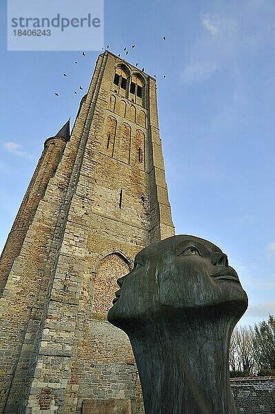 Die Statue Blik van Licht vor der Liebfrauenkirche in der Stadt Damme  Westflandern  Belgien  Europa