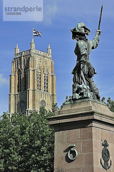 Statue von Jean Bart  Seekommandant und Freibeuter  und der Glockenturm von Dünkirchen  Dunkerque  Nord Pas de Calais  Frankreich  Europa