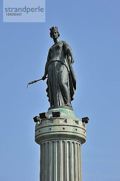 Denkmal zur Erinnerung an die Belagerung von 1792  Säule der Göttin  La Déesse auf dem Grand Place in Lille  Frankreich  Europa