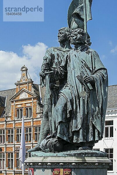 Statue von Jan Breydel und Pieter De Coninck auf dem Marktplatz  Grote Markt in Brügge  Westflandern  Belgien  Europa