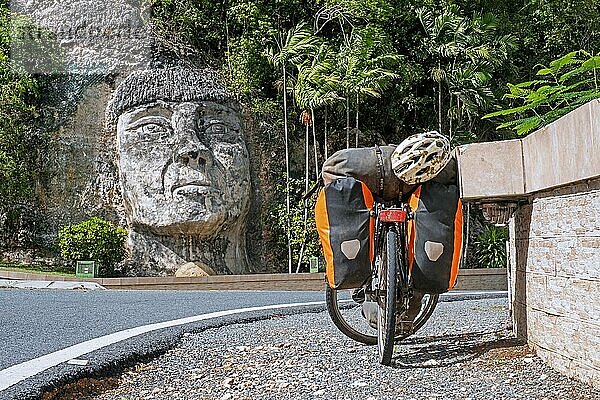 Gemeißelter Kopf des Cacique Mabodamaca  Häuptling der Taino Indianer  eingemeißelt in eine Felswand entlang der PR 2 bei Isabela in Puerto Rico  Große Antillen  Karibik