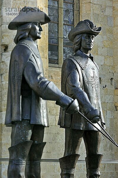 Statue von dArtagnan und den drei Musketieren in Condom  Pyrenäen  Frankreich  Europa