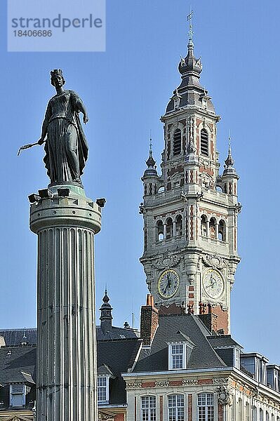Glockenturm der Handelskammer und Denkmal der Belagerung von 1792  Säule der Göttin  La Déesse am Place du Général de Gaulle  Lille  Frankreich  Europa