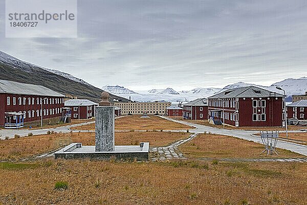 Leninbüste und Blick auf Pyramiden  die verlassene sowjetische Kohlebergbausiedlung auf Spitzbergen  Svalbard