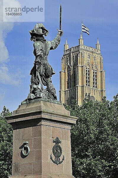 Statue von Jean Bart  Seekommandant und Freibeuter  und der Glockenturm von Dünkirchen  Dunkerque  Nord Pas de Calais  Frankreich  Europa