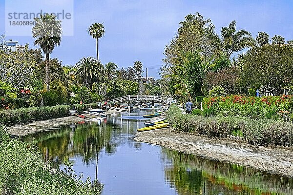 Ruderboote an den Ufern eines der vielen Kanäle im Badeort Venice  einem Stadtteil von Los Angeles  Kalifornien  Vereinigte Staaten  USA  Nordamerika