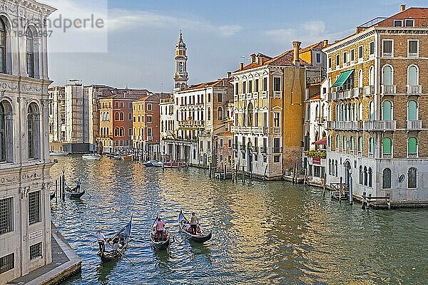 Canal Grande mit Gondolieri in traditionellen Gondeln  die Touristen auf Besichtigungstouren in Venedig  Venetien  Norditalien  mitnehmen