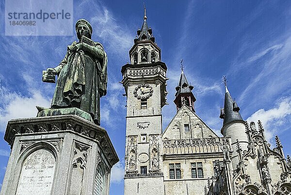 Statue des mittelalterlichen Druckers Dirk Martens und Glockenturm  Schepenhuis  Aldermens House  ehemaliges Rathaus am Stadtplatz in Aalst  Alost  Flandern  Belgien  Europa