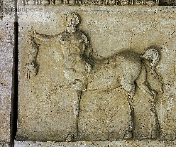 Römischer Fries mit Darstellung eines Kentauren  eines mythologischen Wesens mit dem Kopf  den Armen und dem Rumpf eines Menschen und dem Körper und den Beinen eines Pferdes