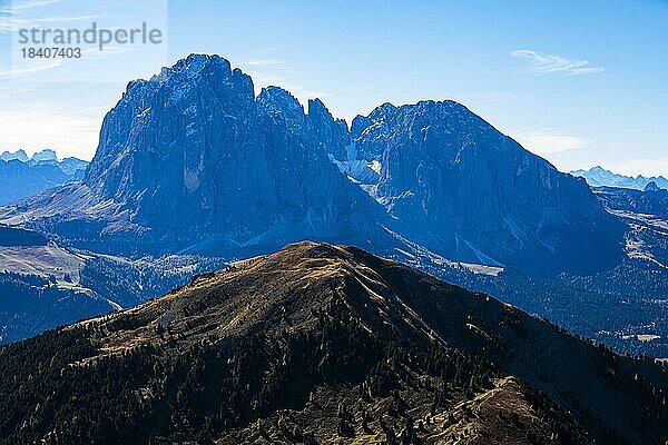 Die braune Kuppe des Picberg  hinten die Langkofelgruppe  oberhalb von Sankt Christina  Grödnertal  Dolomiten  Südtirol  Italien  Europa