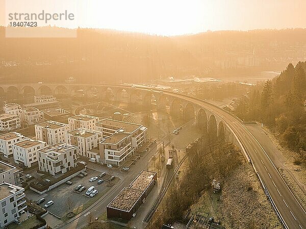 Straße auf dem Viadukt im Sonnenaufgang  Nagold  Schwarzwald  Deutschland  Europa