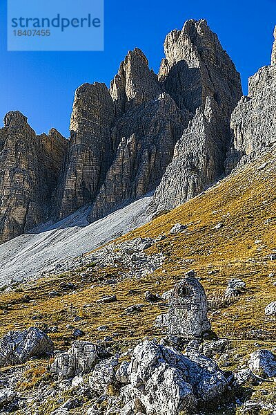 Die westliche Gipfel der Drei Zinnen im Abendlicht  Aussicht von der Südseite  Dolomiten  Südtirol  Italien  Europa