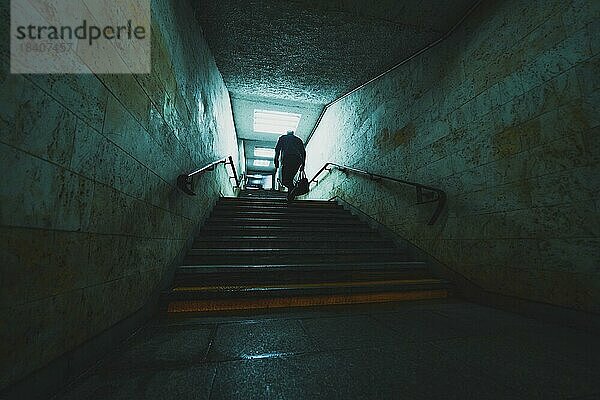 Silhouette eines Mannes in einem unterirdischen Tunnel