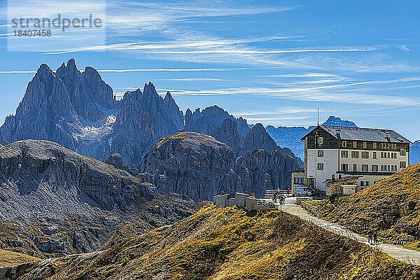 Auronzohütte  hinten die Gipfel der Cadini di Misurina  Dolomiten  Südtirol  Italien  Europa