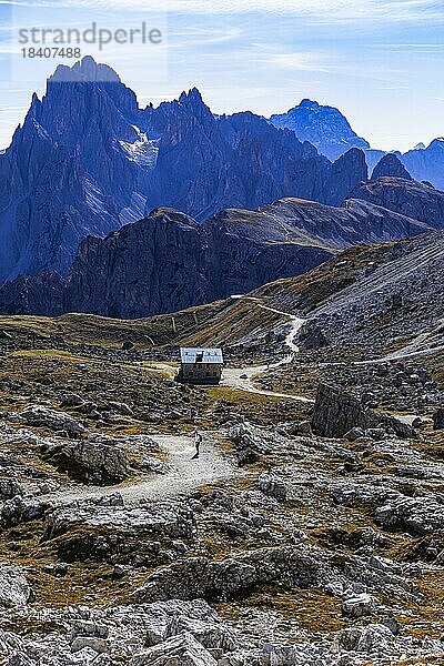 Lavaredohütte  hinten die Gipfel der Cadini di Misurina  Dolomiten  Südtirol  Italien  Europa