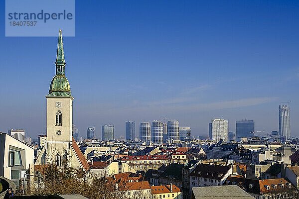 Aussicht von der Burg auf die Altstadt mit dem Martinsdom  Bratislava  Pressburg  Slowakei  Europa