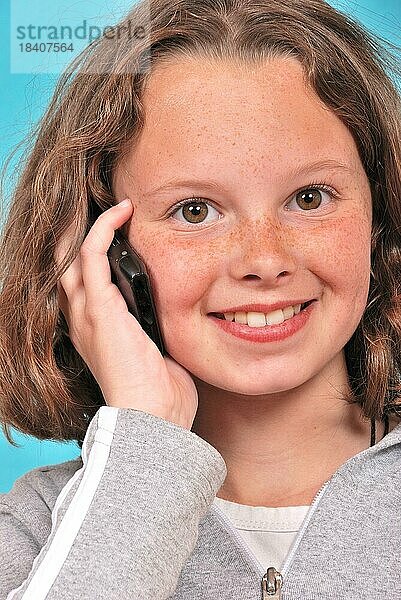 Porträt eines telefonierenden Teenagers