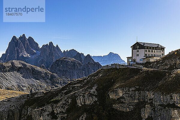 Die Auronzohütte  hinten die Gipfel der Cadini di Misurina  Dolomiten  Südtirol  Italien  Europa