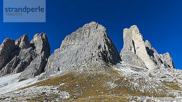 Die Gipfel der Drei Zinnen  Aussicht von der Südseite  Dolomiten  Südtirol  Italien  Europa