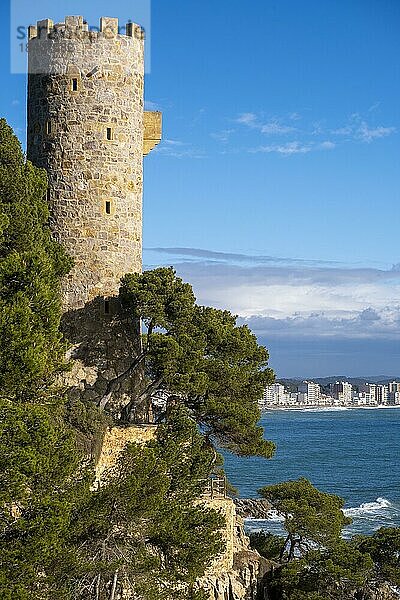 Torre Valentina mittelalterlicher Bau an der Costa Brava in der Stadt Calonge an der Küste der Provinz Gerona in Katalonien Spanien