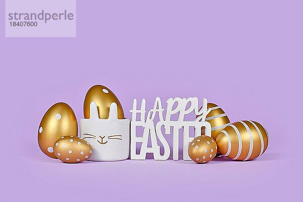 Goldene Ostereier und Text Frohe Ostern auf violettem Hintergrund