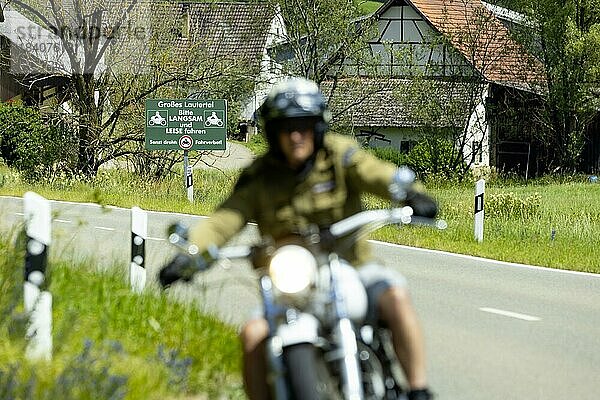 Das Lautertal auf der Schwäbischen Alb ist eine beliebte Strecke für Motorradfahrer  Motorradlärm belästigt die Anwohner  Münsingen  Baden-Württemberg  Deutschland  Europa