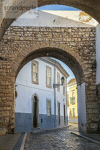 Ruhender Bogen in mittelalterlichen Mauern ist einer von 4 Eingängen zur Altstadt von Faro  Algarve  Portugal  Europa