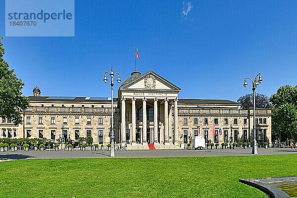 Kongresszentrum Kurhaus im öffentlichen Park an einem sonnigen Tag  Wiesbaden  Deutschland  Europa