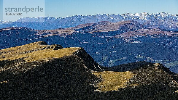 Herbstliche Raschötzer Almen  hinten die Stubaier Alpen  Grödnertal  Dolomiten  Südtirol  Italien  Europa
