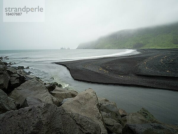 Regenstimmung  Steilküste im Nebel  Felsen Reynisdrangar im Wasser  am Reynisfjara Strand  schwarzer Lavastrand  Vik  Südisland  Island  Europa