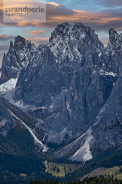 Schneebedeckte Gipfel der Langkofelgruppe im Abendlicht  Ausblick von der Seiser Alm  Grödnertal  Dolomiten  Südtirol  Italien  Europa
