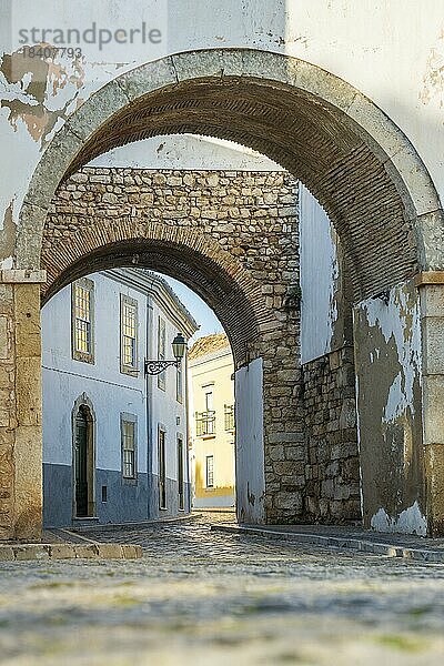 Ruhender Bogen in mittelalterlichen Mauern ist einer von 4 Eingängen zur Altstadt von Faro  Algarve  Portugal  Europa