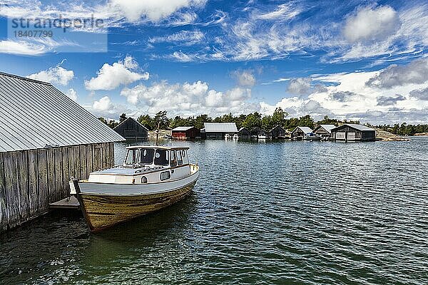 Boot und Bootshäuser im Hafen  Fischerdorf Käringsund  Fasta Åland  Aland Inseln  Alandinseln  Finnland  Europa