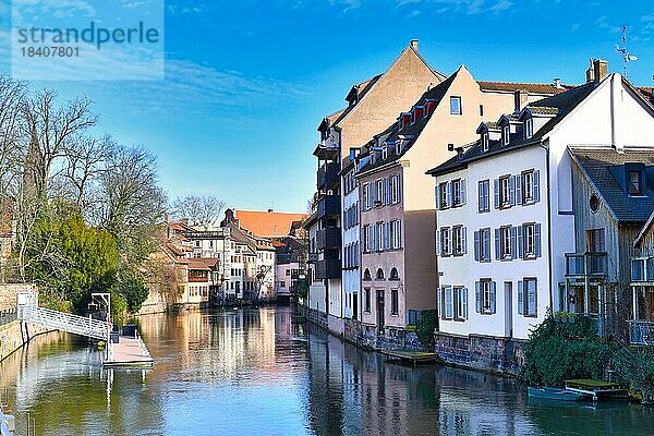 Der Fluss III mit Wohngebäuden im historischen Viertel Petite France in der Stadt Straßburg  Straßburg  Frankreich  Europa