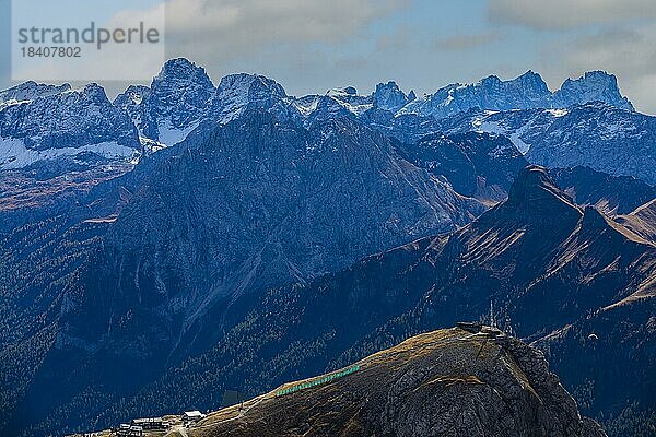 Berggipfel der Dolomiten  Aussicht von der Langkofelscharte  Sellajoch  Dolomiten  Südtirol  Italien  Europa
