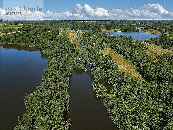 Luftaufnahme mit Landschaft des Naturschutzgebietes Loosdrechtse Plassen  Loosdrecht  Nordholland  Niederlande  Europa