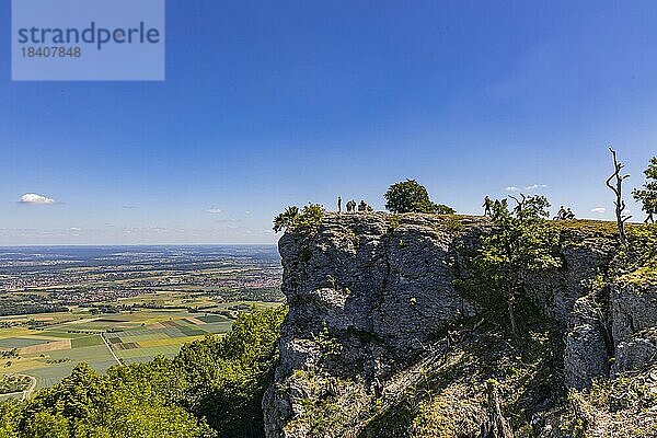 Ausblick vom Felsplateau Breitenstein auf die Landschaft im Albvorland  Schwäbische Alb  Ochsenwang  Bissingen an der Teck  Baden-Württemberg  Deutschland  Europa