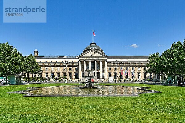 Kongresszentrum Kurhaus mit Park und Springbrunnen an einem sonnigen Tag  Wiesbaden  Deutschland  Europa