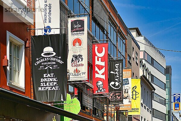 Banner von Geschäften und Restaurants hängen an Fassaden  Karlsruhe  Deutschland  Europa