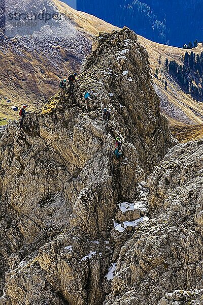 Bergsteiger auf dem Innerkoflerturm  Ausblick von der Langkofelscharte  Sellajoch  Dolomiten  Südtirol  Italien  Europa
