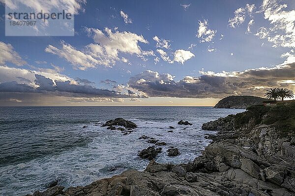 Sonnenuntergang an der Küste der Provinz Gerona an der Costa Brava in Katalonien Spanien
