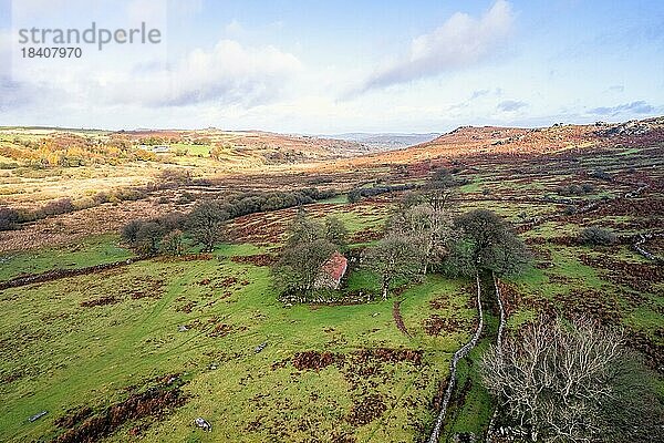 Blick über das Emsworthy Moor von einer Drohne aus  Haytor Rocks  Dartmoor National Park  Devon  England  UK