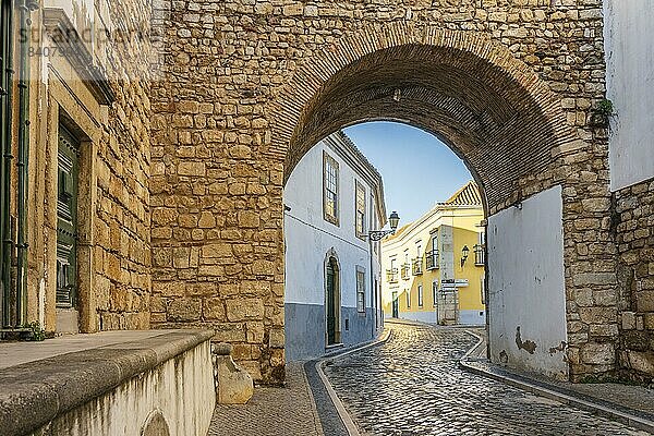 Ruhender Bogen in mittelalterlichen Mauern ist einer von 4 Eingängen zur Altstadt von Faro  Algarve  Südportugal