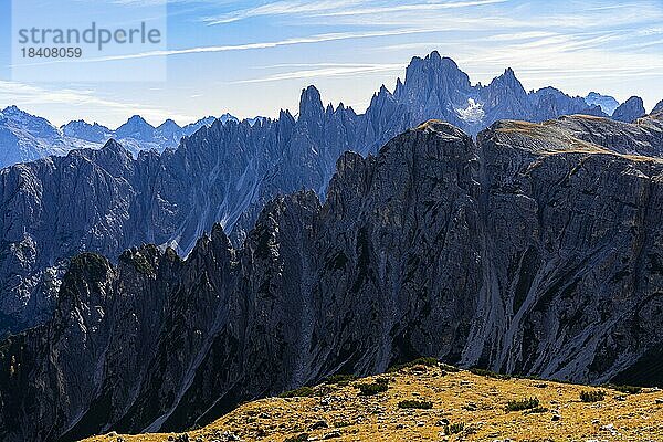 Bergmassiv Le Cianpedele  hinten die Gipfel der Cadini di Misurina  Dolomiten  Südtirol  Italien  Europa