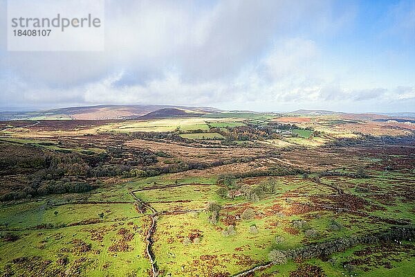 Blick über das Emsworthy Moor von einer Drohne aus  Haytor Rocks  Dartmoor National Park  Devon  England  UK